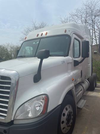 2011 Freightliner Cascadia for sale in Grand Rapids, MI – photo 2