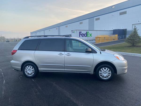 2004 Toyota Sienna CLEAN - cars & trucks - by owner - vehicle... for sale in Lake Bluff, IL – photo 4