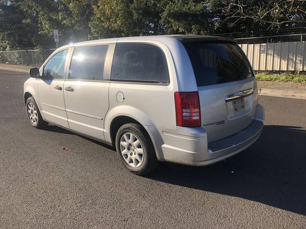2008 Chrysler Town & Country - Financing Available! - cars & trucks... for sale in Portland, OR – photo 4