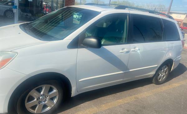 2004 Toyota Sienna XLE - - by dealer - vehicle for sale in Oak Forest, IL – photo 2