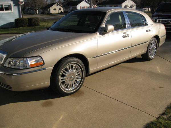 ONE OWNER-2011 LINCOLN TOWN CAR - cars & trucks - by owner - vehicle... for sale in Jonesville, MI – photo 20