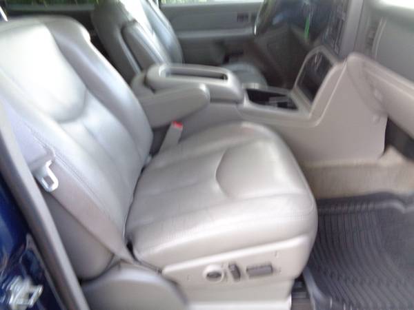 2005 GMC Yukon SLT * Roof & Leather * Quad Seating * DVD * 164k for sale in Hickory, IL – photo 3