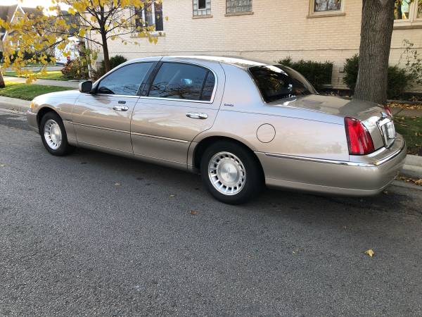 2001 LINCOLN TOWN CAR EXECUTIVE - cars & trucks - by owner - vehicle... for sale in Chicago, IL – photo 3