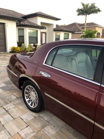 2002 LINCOLN TOWN CAR ONLY 60 K Miles - cars & trucks - by owner -... for sale in Cape Coral, FL – photo 14