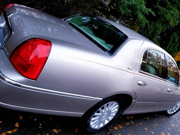 2003 Lincoln Town Car Signature MOONROOF / HEATED SEATS Towncar -... for sale in Auburn, WA – photo 11