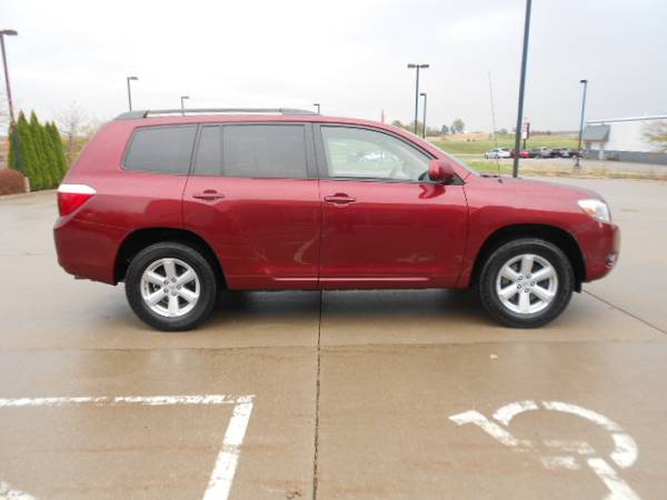 2010 Toyota Highlander Base - cars & trucks - by dealer - vehicle... for sale in Iowa City, IA – photo 5