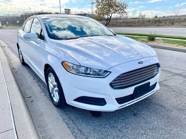 2013 Ford Fusion SE 63k - Flawless - Free Warranty!! - cars & trucks... for sale in Kansas City, MO – photo 2