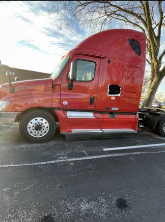 Freightliner and Volvo Semi Trucks for sale in Sterling Heights, MI – photo 4