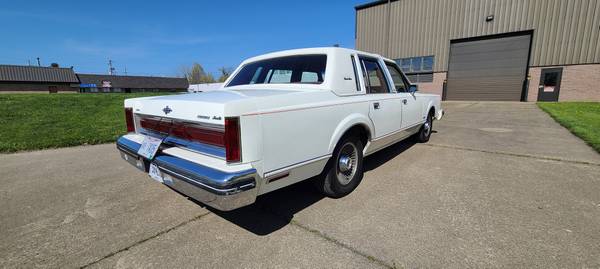 1982 Lincoln Town Car - - by dealer - vehicle for sale in EUCLID, OH – photo 4