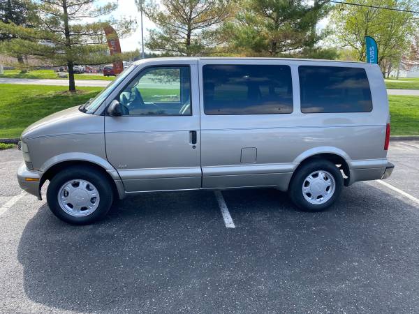 2003 Astro AWD 8pass van for sale in Fishers, IN – photo 2
