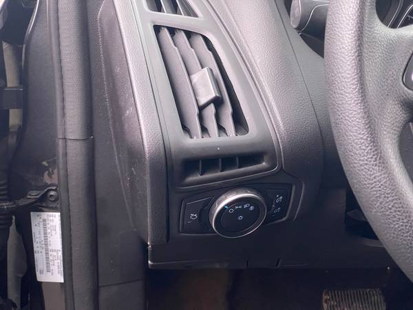 2018 Ford Focus SE Hatchback 4D hatchback Gray - FINANCE ONLINE -... for sale in Chicago, IL – photo 23