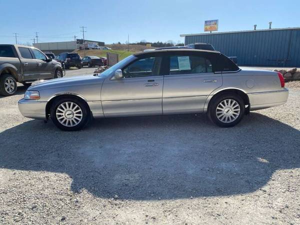 2004 LINCOLN TOWN CAR ***69,000 MILES***NO ACCIDENT LUXURY SEDAN... for sale in VALLLEY FALLS, KS – photo 5