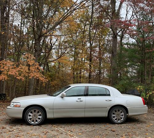 2004 Lincoln Town Car ULTIMATE, low miles, Loaded! - cars & trucks -... for sale in Radcliff, KY – photo 9