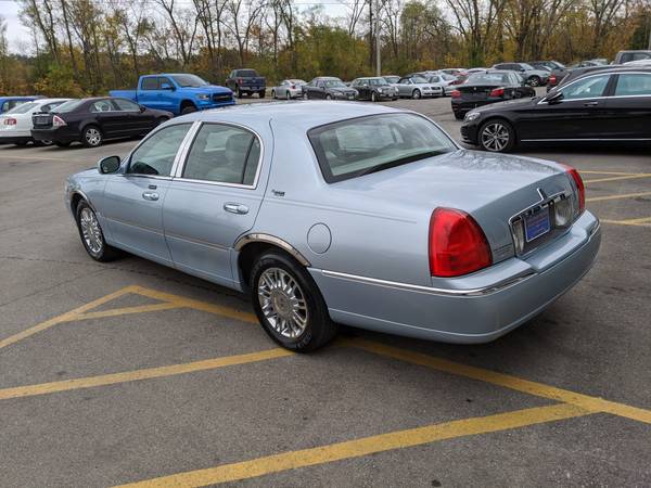 2006 Lincoln Town Car - cars & trucks - by dealer - vehicle... for sale in Evansdale, IA – photo 5