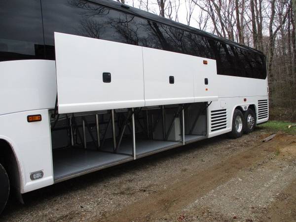 3) 2018 MCI J4500 56 Passenger Luxury Coach Bus RTR 1024836-01-03 for sale in Dayton, NJ – photo 19