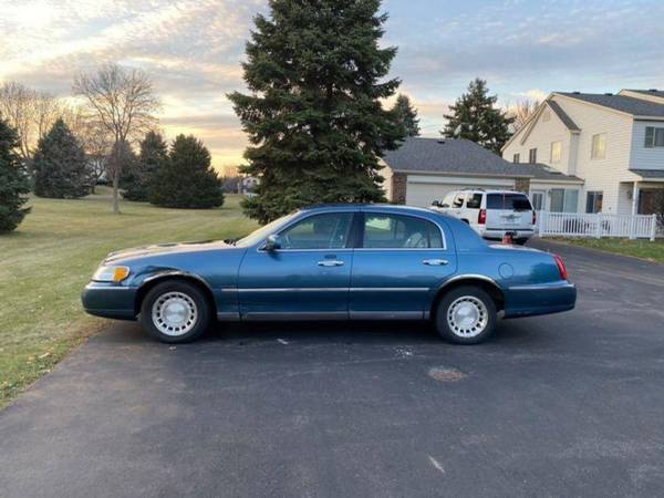 2002 Lincoln Towncar - cars & trucks - by owner - vehicle automotive... for sale in Burnsville, MN – photo 2