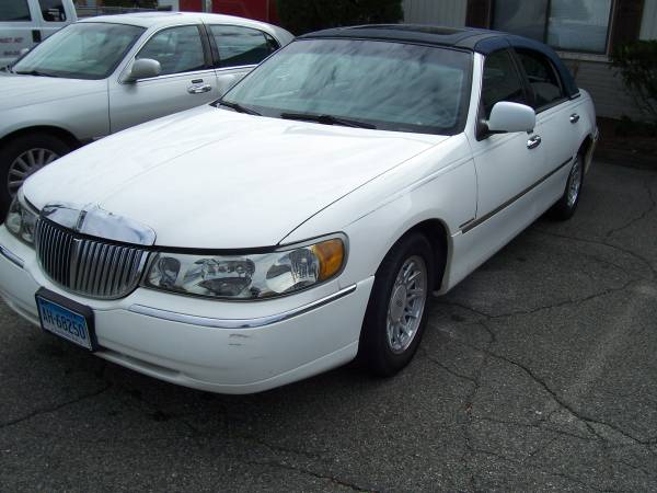 2000 LINCOLN TOWN CAR SIGNATURE - cars & trucks - by owner - vehicle... for sale in New Milford, CT – photo 3
