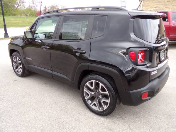 2016 JEEP RENEGADE LATITUDE FWD 4261 - - by dealer for sale in Oconomowoc, WI – photo 5