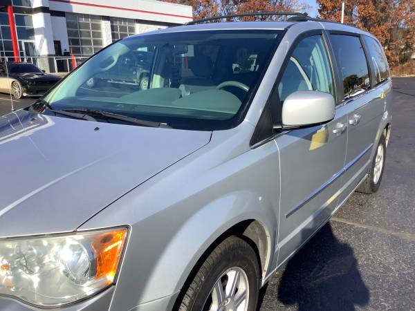Accident Free! 2010 Chrysler Town & Country! 3rd Row! - cars &... for sale in Ortonville, OH – photo 10