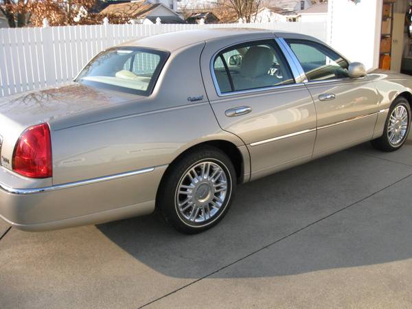 ONE OWNER-2011 LINCOLN TOWN CAR - cars & trucks - by owner - vehicle... for sale in Jonesville, MI – photo 13