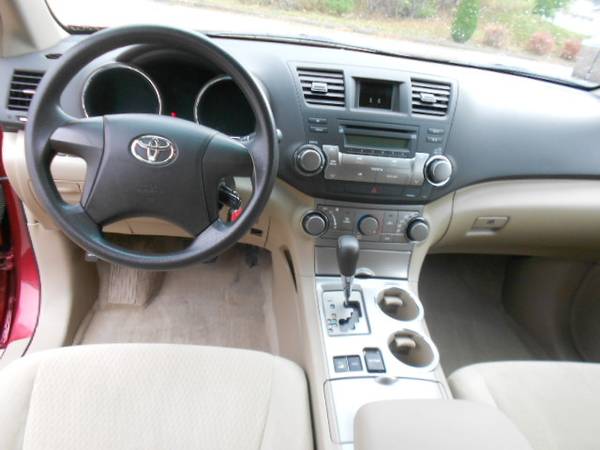 2010 Toyota Highlander Base - cars & trucks - by dealer - vehicle... for sale in Iowa City, IA – photo 11