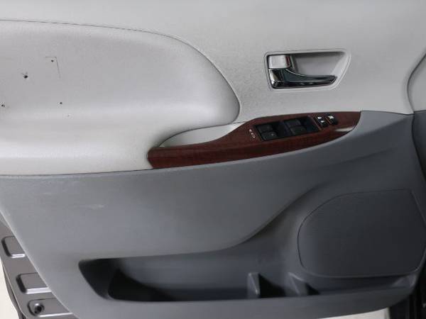 2013 Toyota Sienna XLE FWD 8-Passenger V6 EnterVan Leather 43,000 Mi. for sale in Caledonia, IL – photo 12