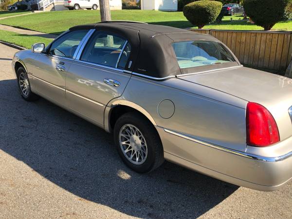 2001 Lincoln town car - cars & trucks - by owner - vehicle... for sale in Youngstown, OH – photo 2