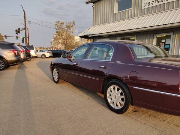 2006 LINCOLN TOWN CAR SIGNATURE LIMITED - cars & trucks - by dealer... for sale in Cedar Rapids, IA – photo 9