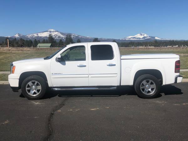 2008 GMC NEW SIERRA DENALI AWD - LOW MILES - - by for sale in Sisters, OR – photo 4