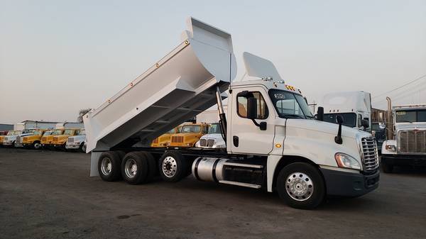 2013 FREIGHTLINER CASCADIA - - by dealer - vehicle for sale in Bakersfield, CA – photo 2