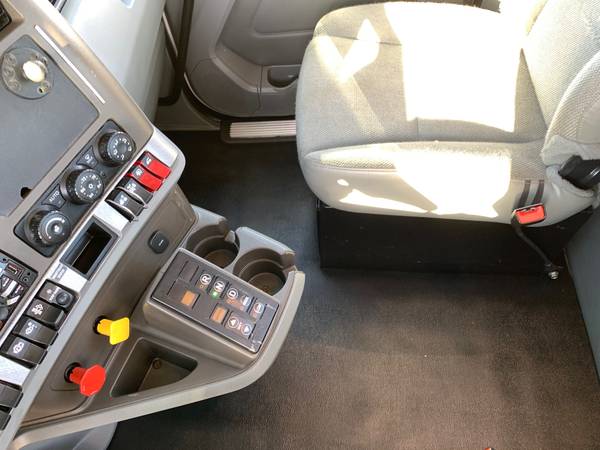 ◄◄◄ 2018 Kenworth T680 Day Cabs ►►► - cars & trucks - by dealer -... for sale in Nashville, TN – photo 8