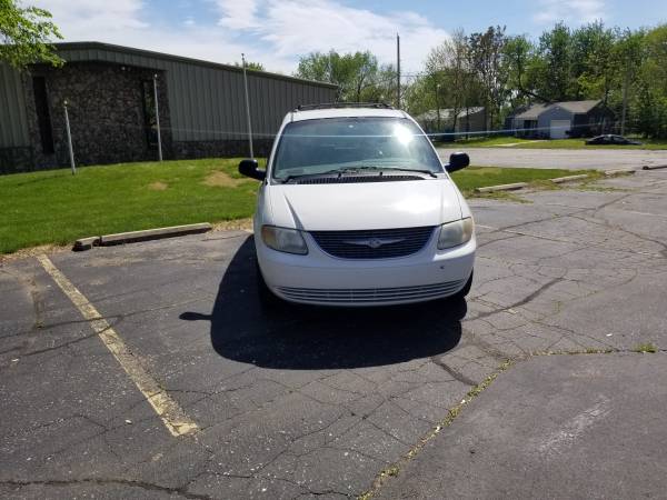 2001 Chrysler Town & Country for sale in Wichita, KS – photo 3