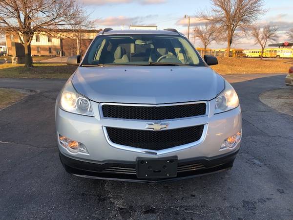 2009 Chevrolet Traverse LT *** ONLY 91K MILES *** - cars & trucks -... for sale in milwaukee, WI – photo 3
