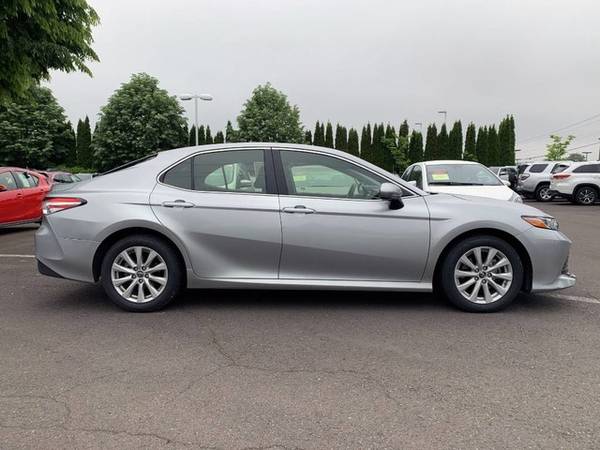 2018 Toyota Camry Celestial Silver Metallic Priced to SELL!!! for sale in Eugene, OR – photo 4