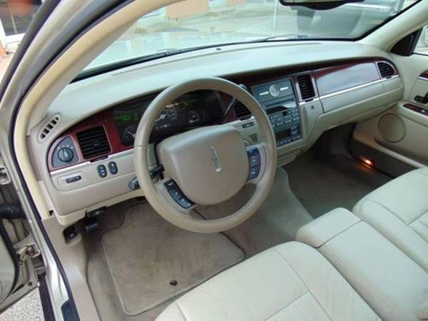 2005Lincoln Town Car Signature V8 full size sedan for sale in Huntington Beach, CA – photo 2