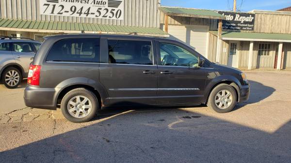 2011 CHRYSLER TOWN & COUNTRY - - by dealer - vehicle for sale in Lawton, IA – photo 2