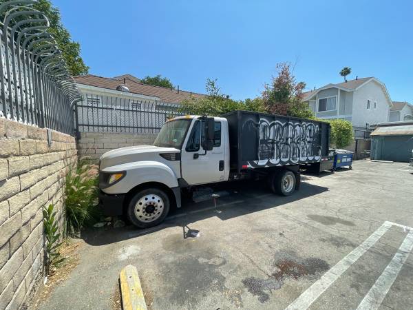 International Dump truck for sale in Woodland Hills, CA – photo 2
