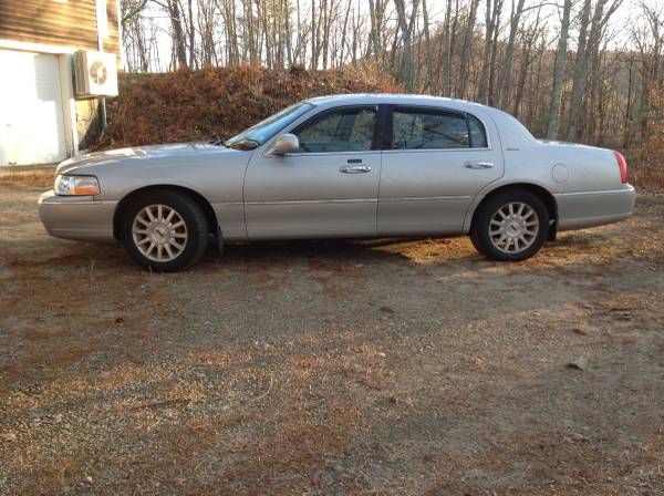 2007 Lincoln Town Car - cars & trucks - by owner - vehicle... for sale in Hebron, NH – photo 2