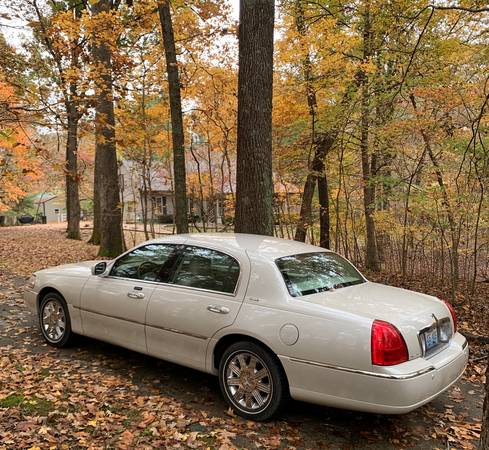 2004 Lincoln Town Car ULTIMATE, low miles, Loaded! - cars & trucks -... for sale in Radcliff, KY – photo 3