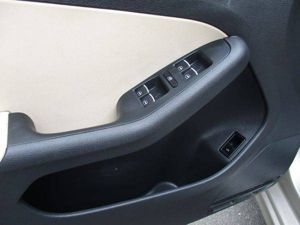 2013 Volkswagen Jetta Sedan 4dr Auto SE w/Convenience/Sunroof *Ltd... for sale in West Babylon, NY – photo 15