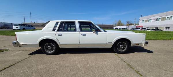 1982 Lincoln Town Car - - by dealer - vehicle for sale in EUCLID, OH – photo 3