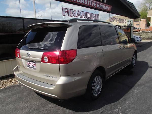 2006 Toyota Sienna LE One Owner Clean CarFax 1695 Down BHPH - cars for sale in Des Moines, IA – photo 3