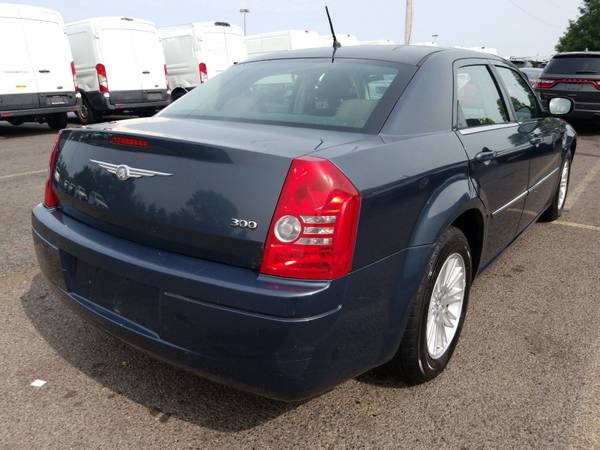 2008 CHRYSLER 300 LX, Low miles 91k, Drives great, Dealer wife s car for sale in Allentown, PA – photo 3