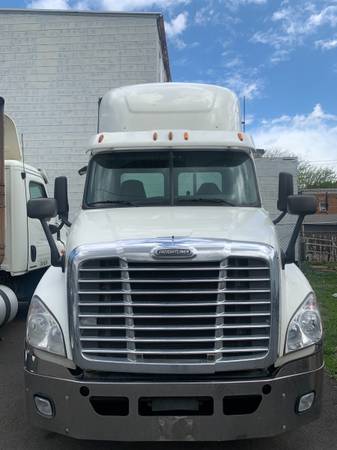 Great 2015 Freightliner cascadia , Inspected - - by for sale in Bethlehem, PA – photo 3