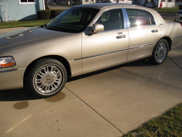 ONE OWNER-2011 LINCOLN TOWN CAR - cars & trucks - by owner - vehicle... for sale in Jonesville, MI – photo 4