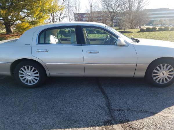 2004 Lincoln Town Car - cars & trucks - by owner - vehicle... for sale in Louisville, KY – photo 3