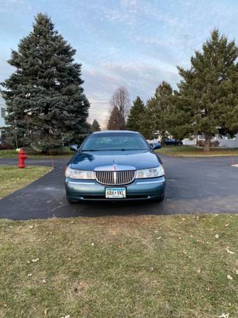 2002 Lincoln Towncar - cars & trucks - by owner - vehicle automotive... for sale in Burnsville, MN – photo 3
