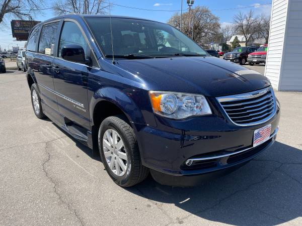 2014 Chrysler Town and Country/Amerivan Handicap Conversion for sale in Grand Forks, ND – photo 4