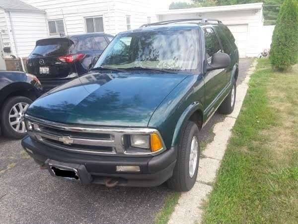CHEVY BLAZER 1997 green 4 x4 for sale in Melrose Park, IL – photo 2