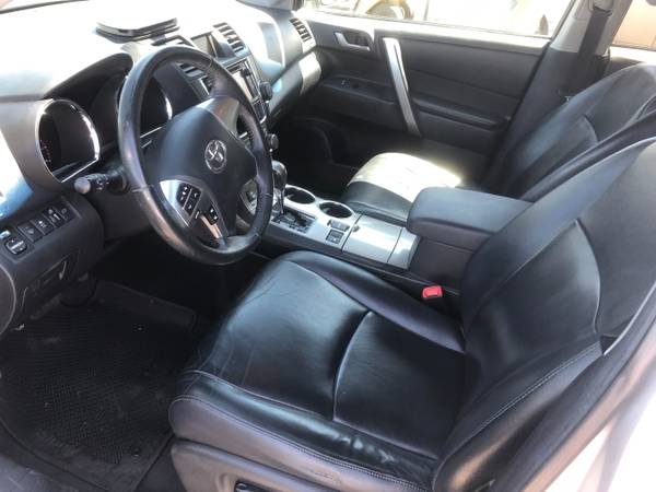 13' Toyota Highlander SE, 4WD, Auto, Leather, Sunroof, Third Row for sale in Visalia, CA – photo 4